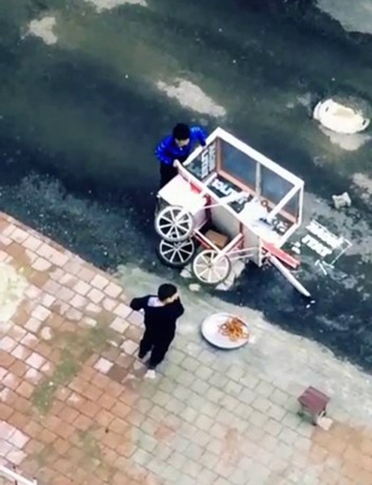 Tablası devrilen çocuklara yardıma gelen vatandaşın hareketi görenlerin içini ısıttı